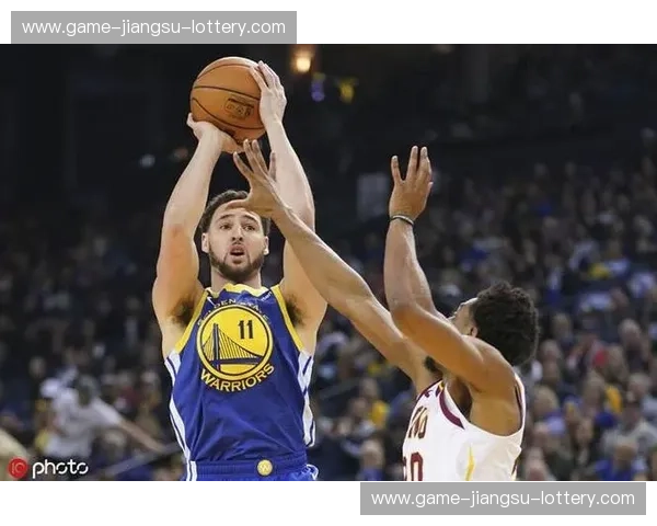 宿命的对决：总决赛2，勇士与骑士的恩怨情仇，谁能问鼎荣耀？